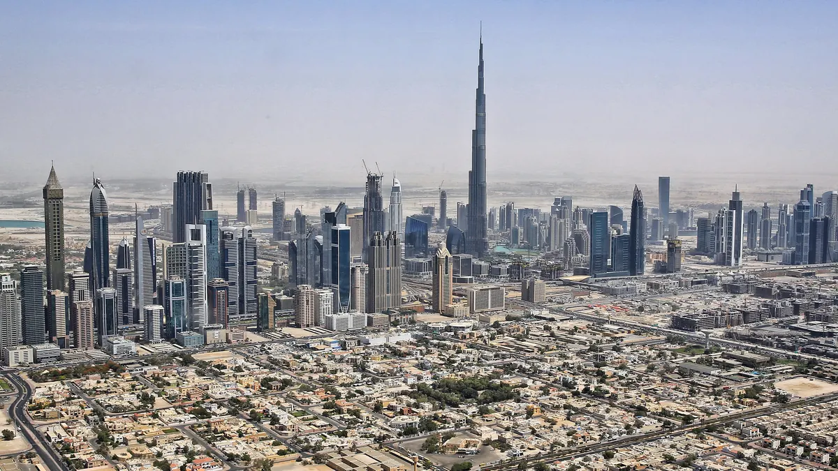 Downtown Dubai văzut din elicopter: Burj Khalifa în mijloc, zgârie-norii de pe Sheikh Zayed Road și cartierele joase din prim-plan