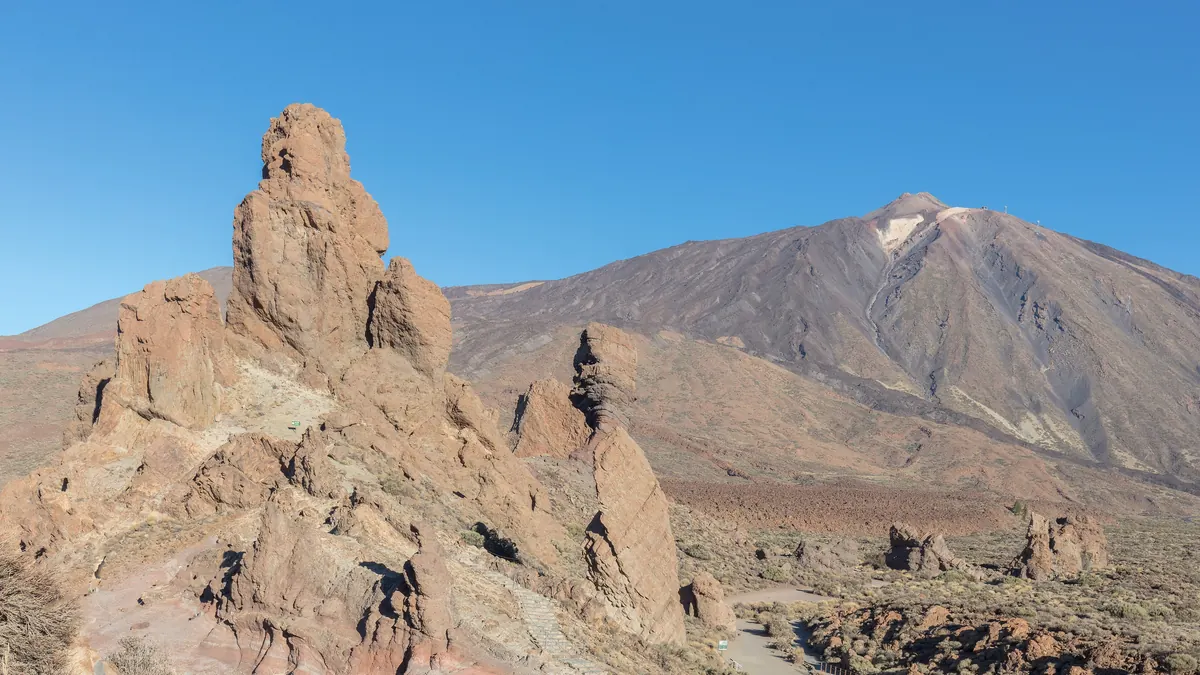 Vulcanul Teide sub cer senin, cu stâncile Roques de García în prim-plan, în Parcul Național Teide din Tenerife